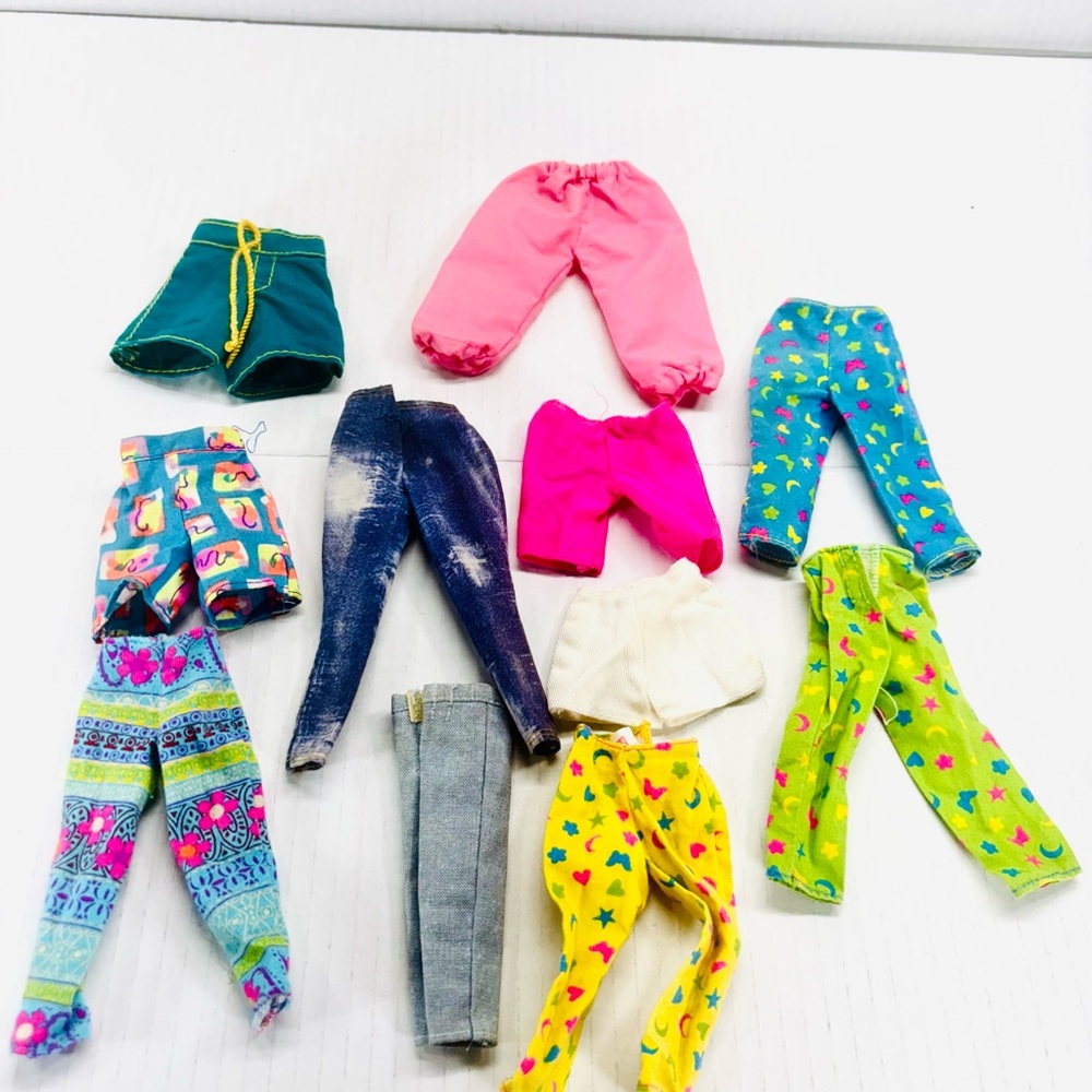 Large Mixed Vintage LOT of 90’s Barbie Dolls, Case, Clothes & Shoes 208 Pcs - Picture 15 of 16
